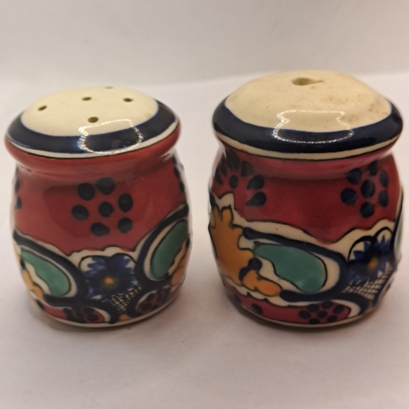 Talavera Salt and Pepper Shaker Folk Art Mexican Pottery Kitchen Decor. - Picture 1 of 5